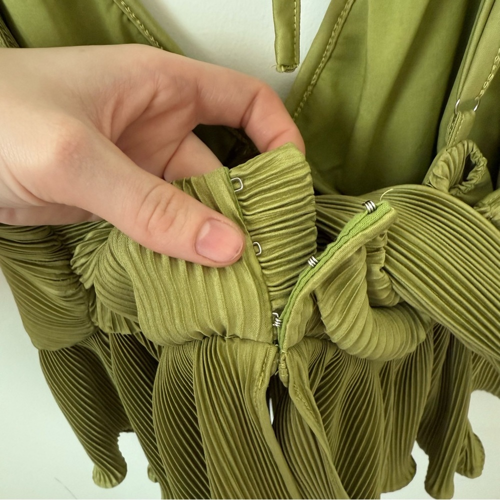 ASTR The Label Raine Pleated Halter Top Avocado Size Medium - Picture 3 of 10